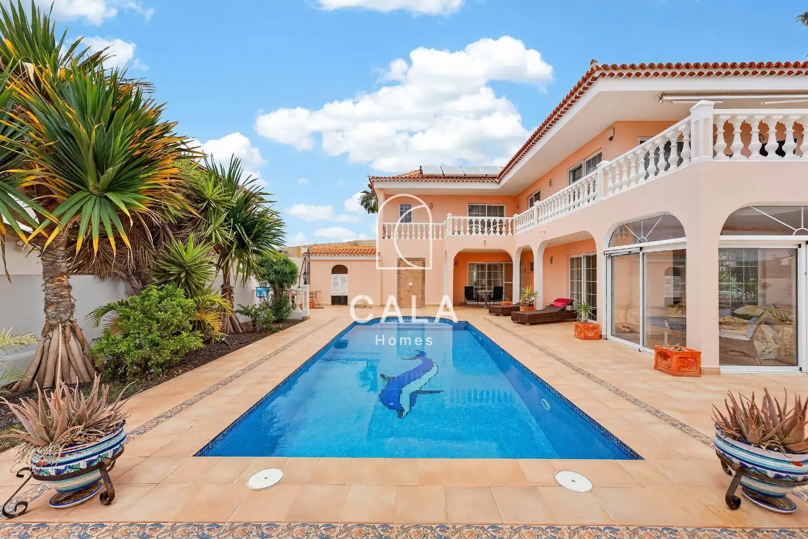 Vista exterior de Casa o xalet en venda en Adeje amb Jardí privat, Terrassa i Piscina