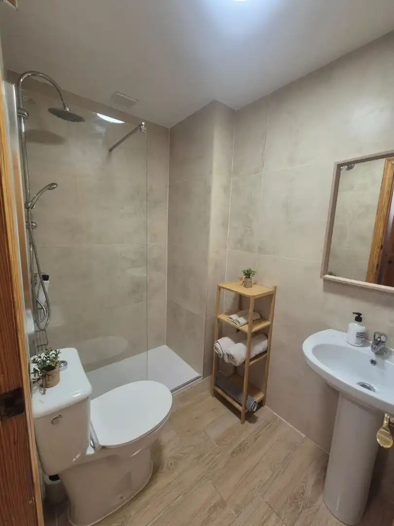 Baño de Apartamento de alquiler en Torrevieja con Aire acondicionado, Calefacción y Parquet