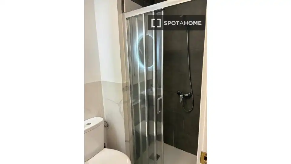 Bathroom of Flat for rent in Barcelona  with Air Conditioner, Heating and Furnished