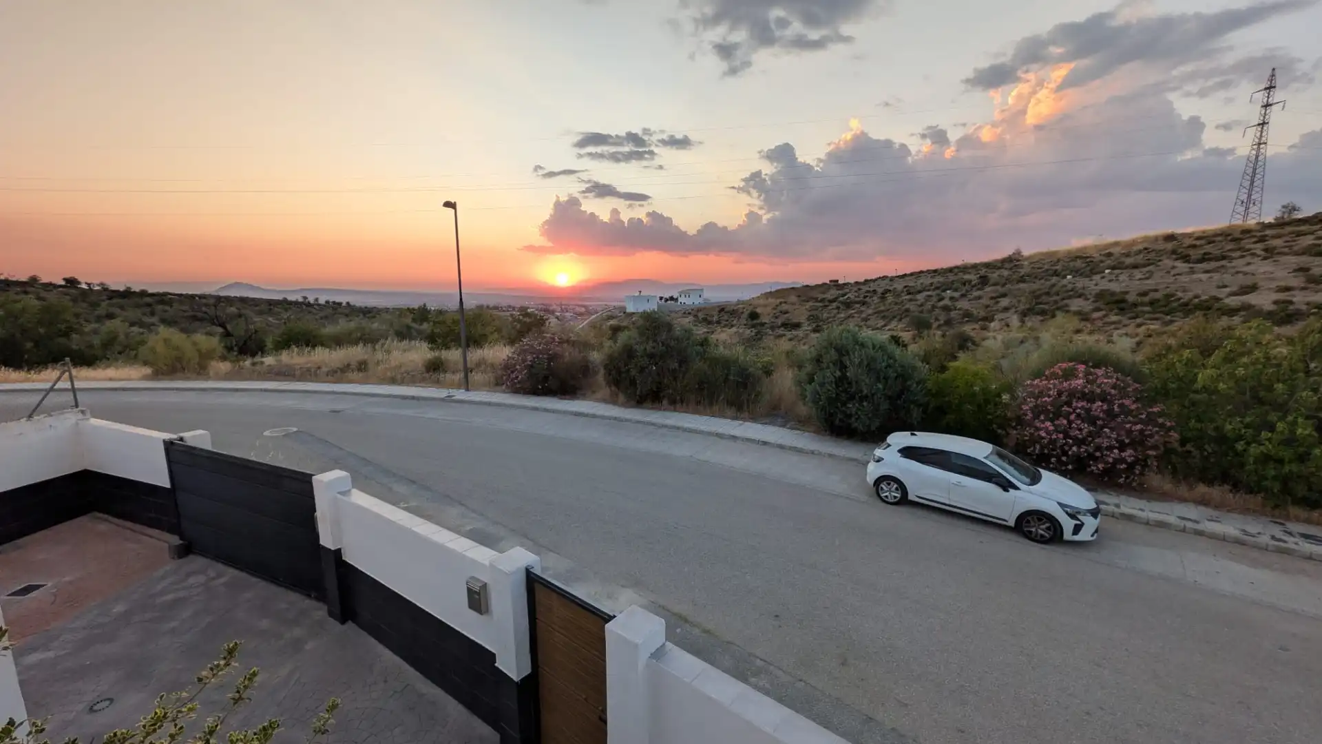 Vista exterior de Casa o xalet en venda en La Zubia amb Aire condicionat, Calefacció i Jardí privat