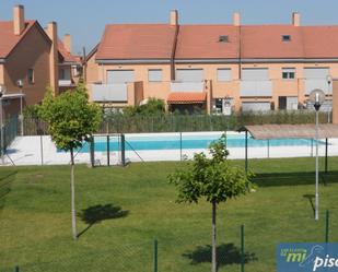 Piscina de Casa adosada en venda en Aldeamayor de San Martín amb Calefacció, Jardí privat i Parquet