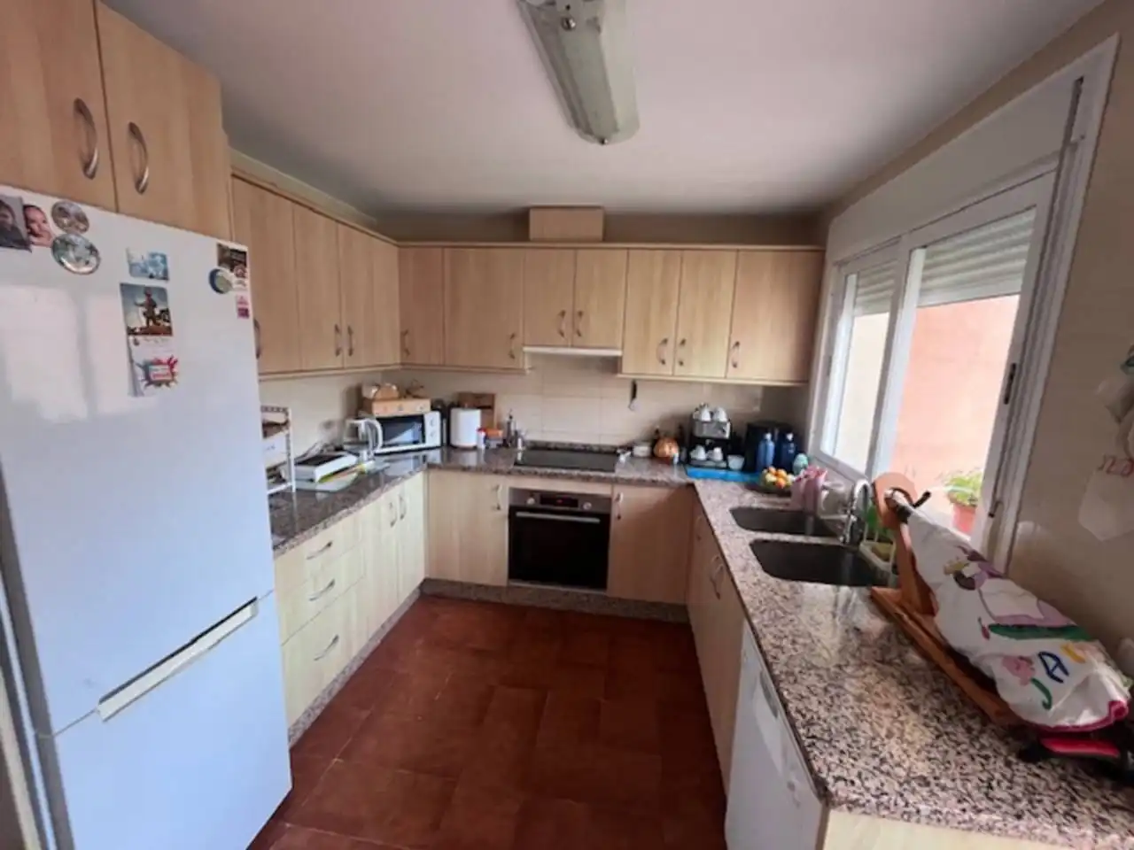 Küche von Einfamilien-Reihenhaus zum Verkauf in Estepona mit Klimaanlage, Privatgarten und Parkett