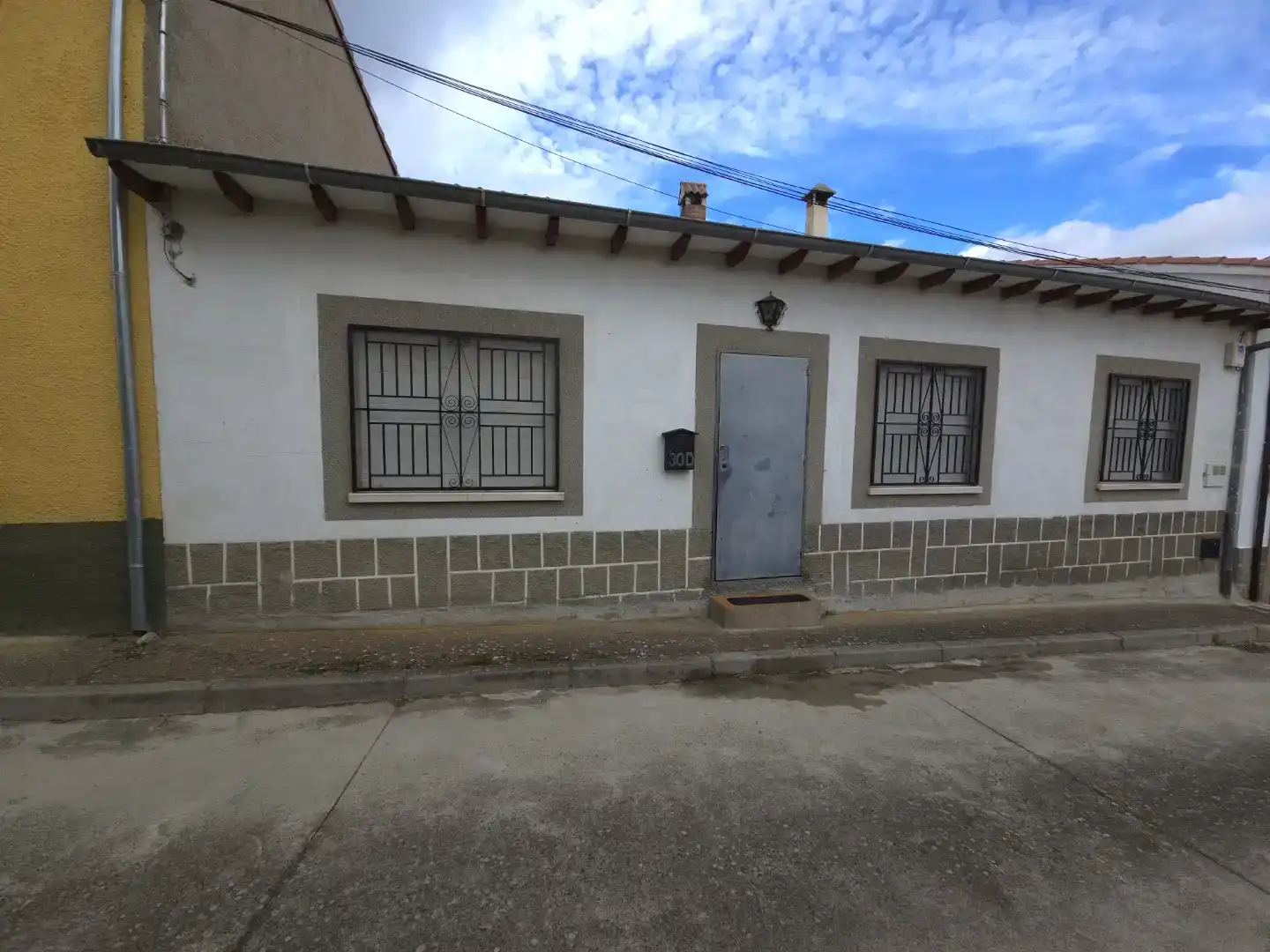 Vista exterior de Casa adosada en venda en El Tejado amb Rentadora i Internet