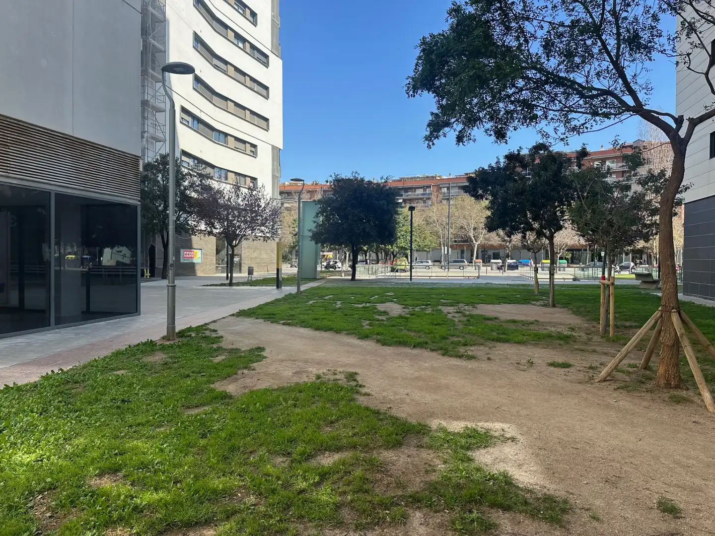 Vista exterior de Local en venda en L'Hospitalet de Llobregat amb Terrassa i Alarma