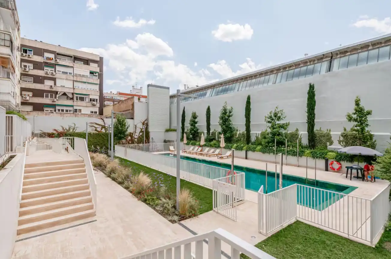 Piscina de Apartament de lloguer amb opció a compra en Madrid amb Aire condicionat, Calefacció i Parquet