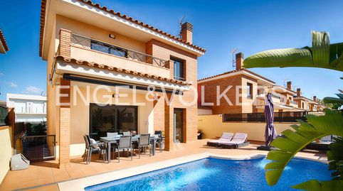 Moderna casa con piscina y pequeño jardín, imatge 2
