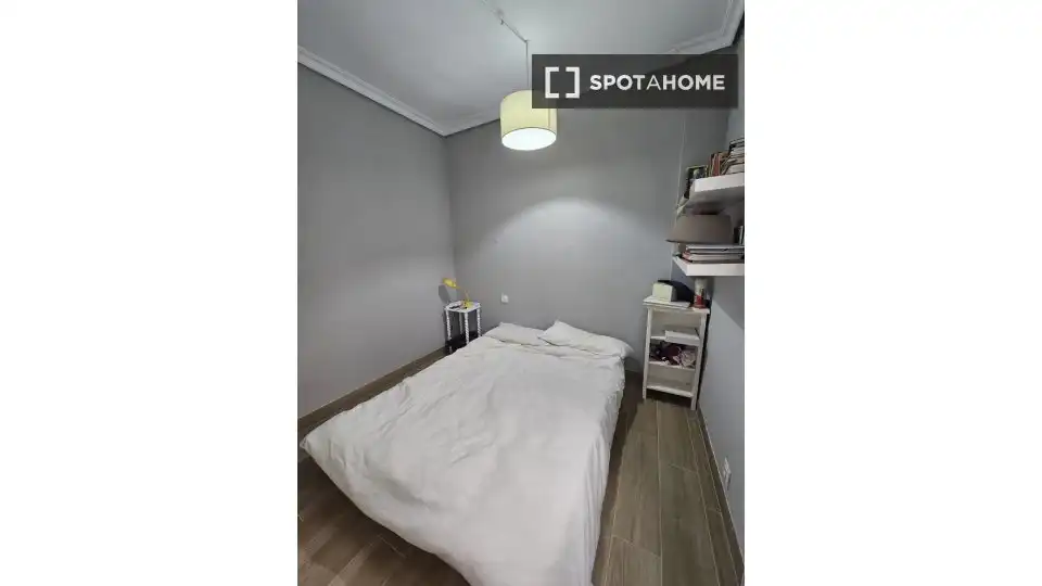 Dormitori de Apartament per a compartir en  Pamplona / Iruña amb Aire condicionat, Terrassa i Moblat