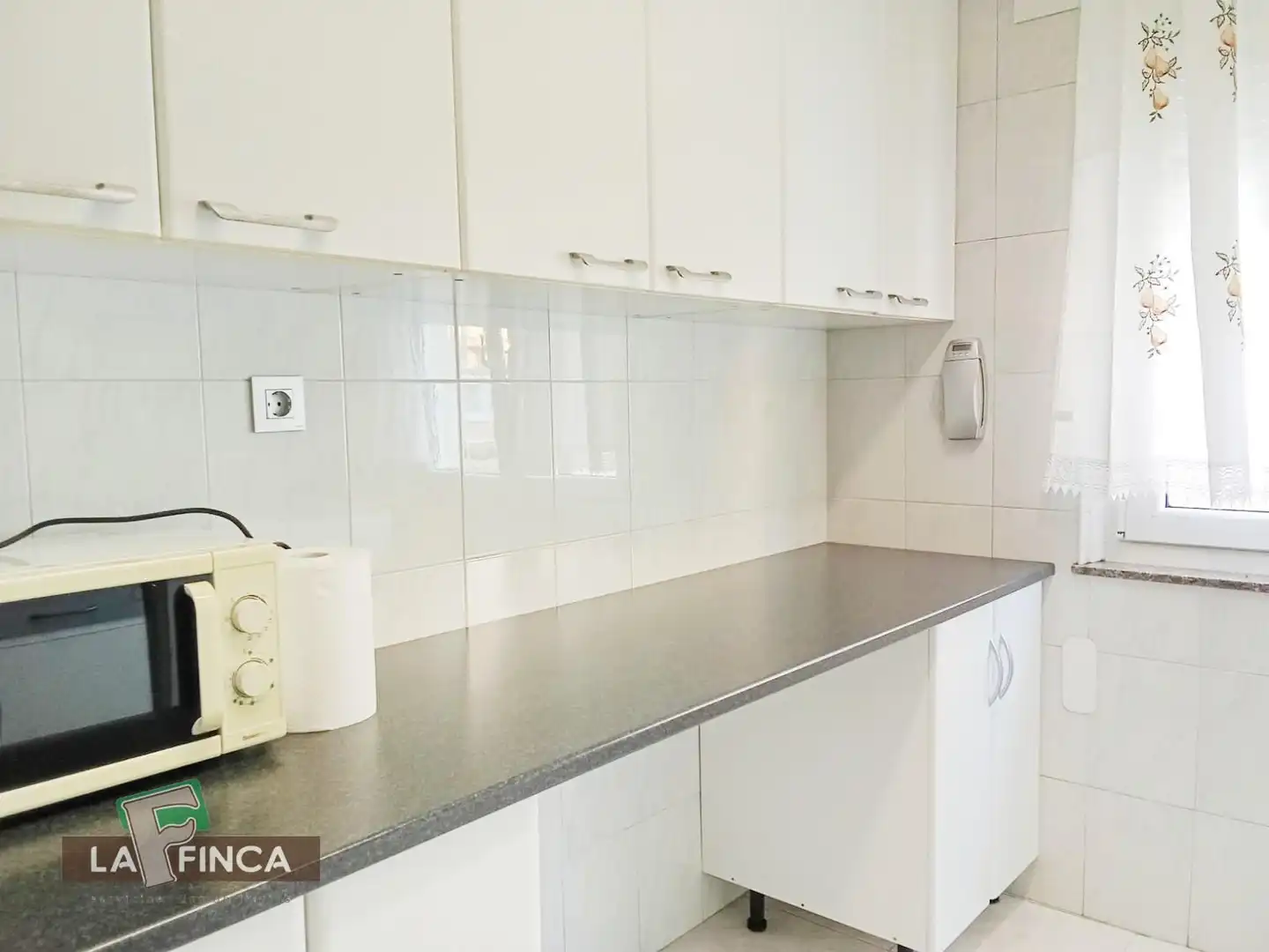 Cuina de Pis en venda en Gijón  amb Calefacció, Traster i Moblat
