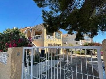 Chalet con piscina en venta en Los Balcones - Los Altos