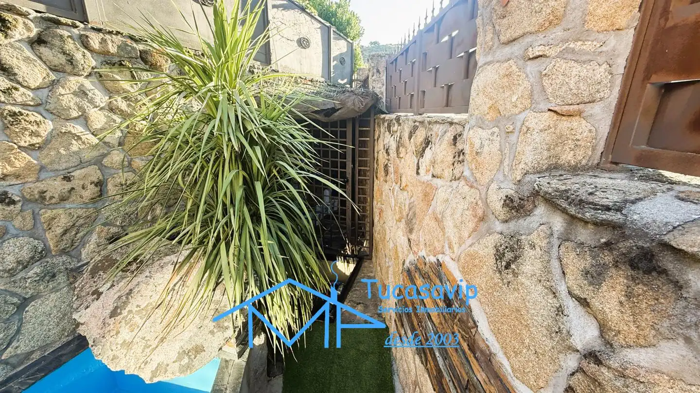 Vista exterior de Casa o xalet en venda en Cebreros amb Calefacció, Jardí privat i Terrassa