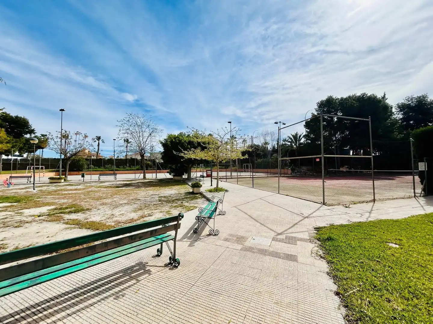 Vista exterior de Pis en venda en Alicante / Alacant amb Aire condicionat, Jardí privat i Moblat