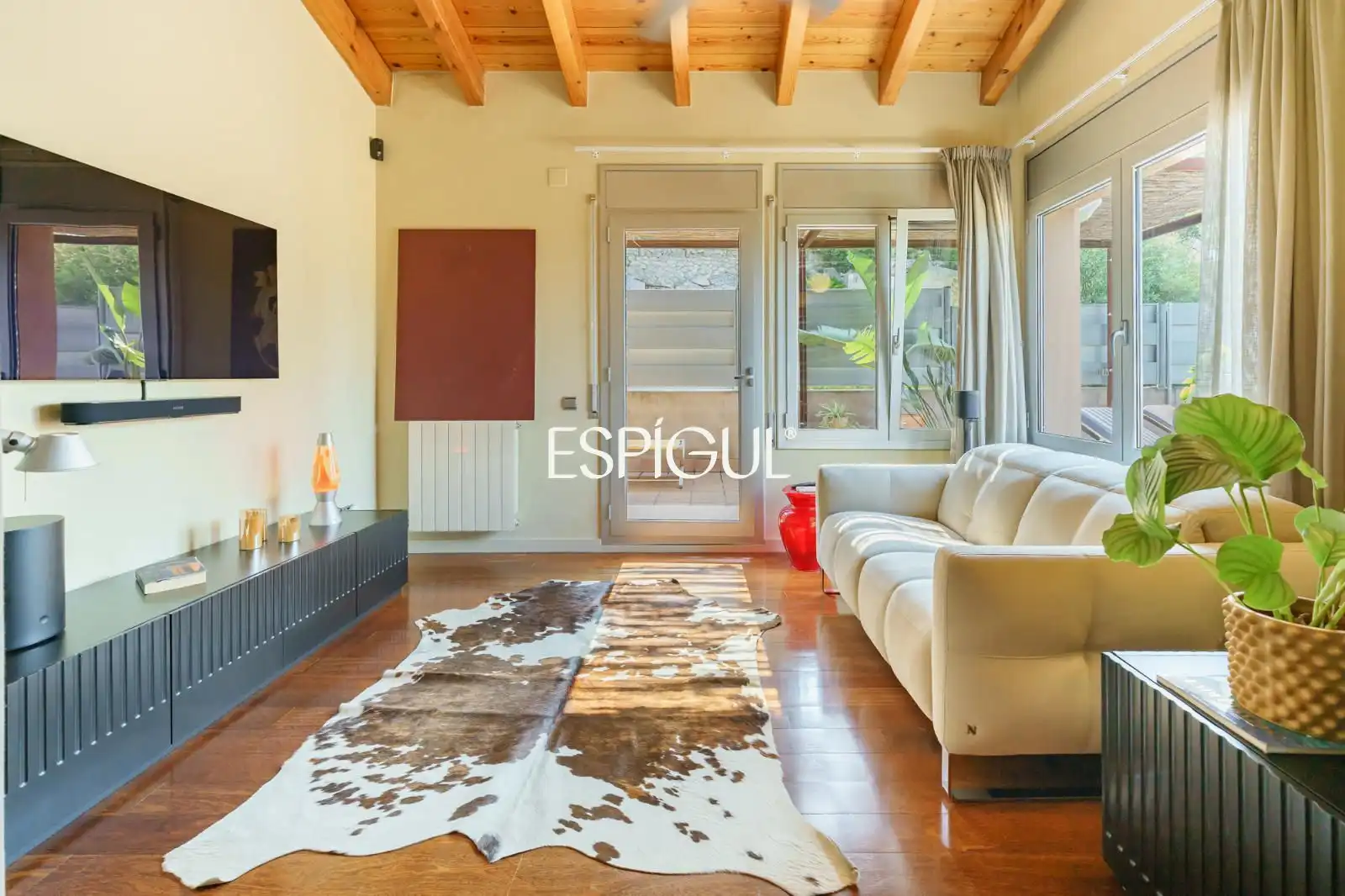 Sala de estar de Casa o chalet en venta en Molins de Rei con Aire acondicionado, Calefacción y Jardín privado
