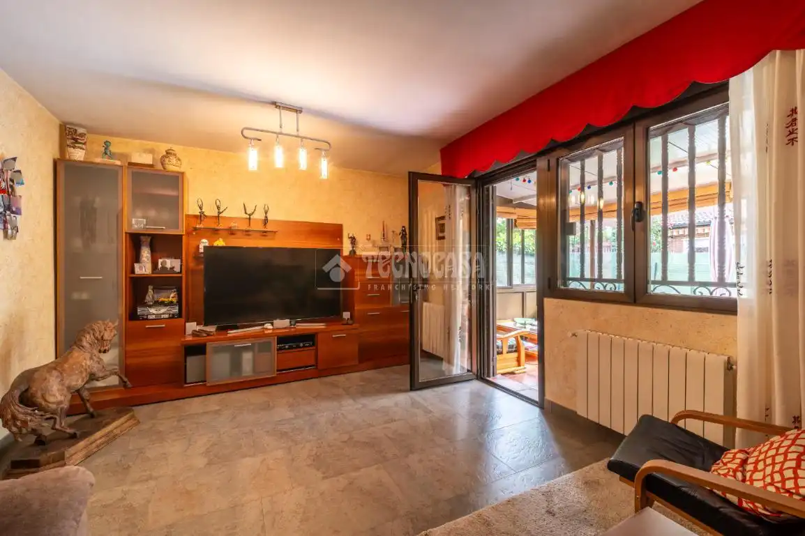 Sala de estar de Casa adosada en venta en Arganda del Rey con Aire acondicionado y Amueblado