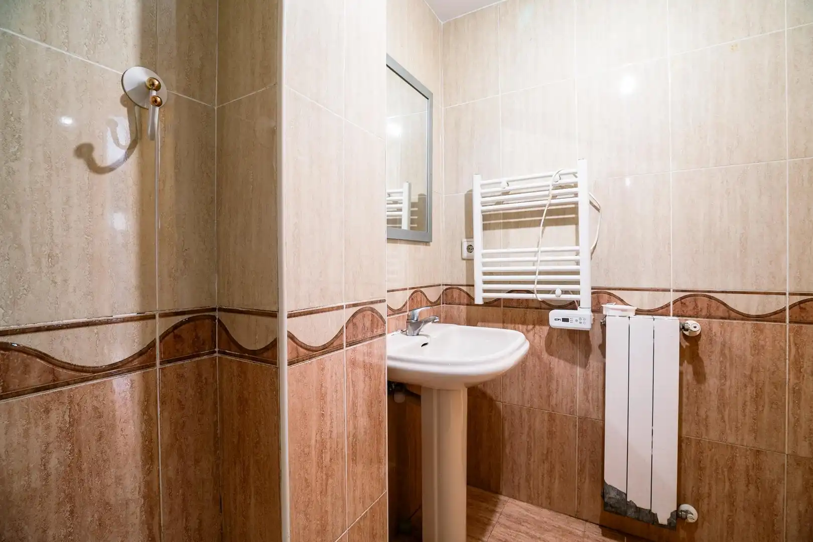 Badezimmer von Wohnung zum Verkauf in Biescas mit Heizung, Parkett und Abstellraum