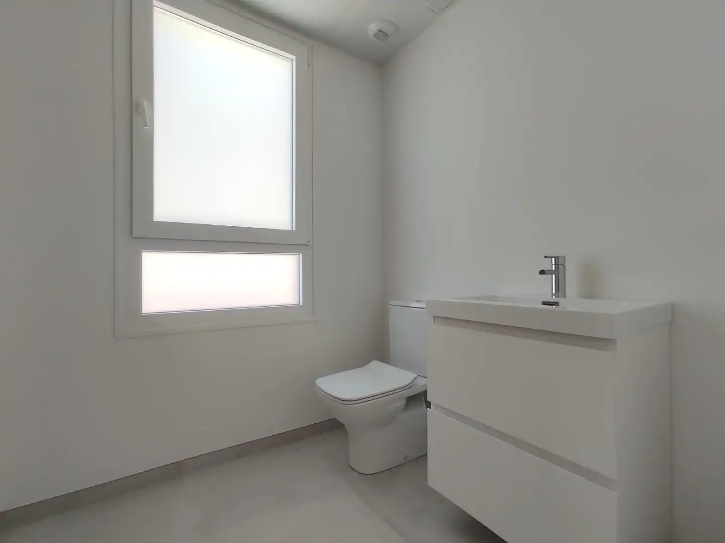 Bathroom of Flat for rent in Dos Hermanas  with Air Conditioner, Heating and Terrace