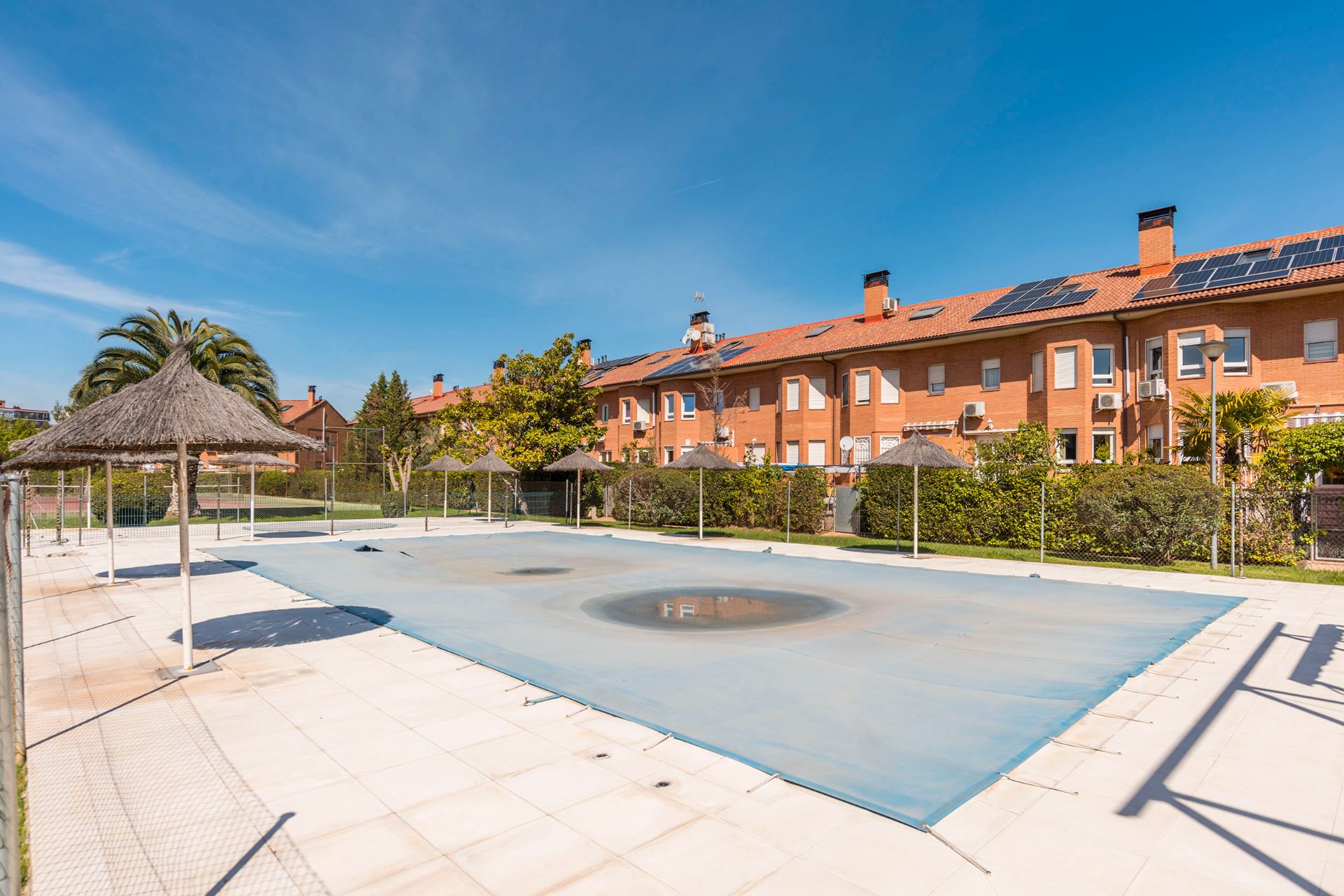 Piscina de Casa adosada en venta en Alcalá de Henares con Aire acondicionado, Calefacción y Terraza