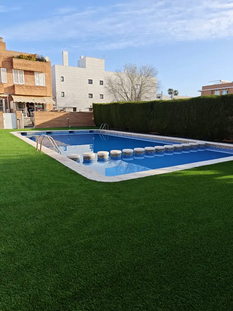 Schwimmbecken von Einfamilien-Reihenhaus zum Verkauf in Cubelles mit Klimaanlage, Heizung und Privatgarten