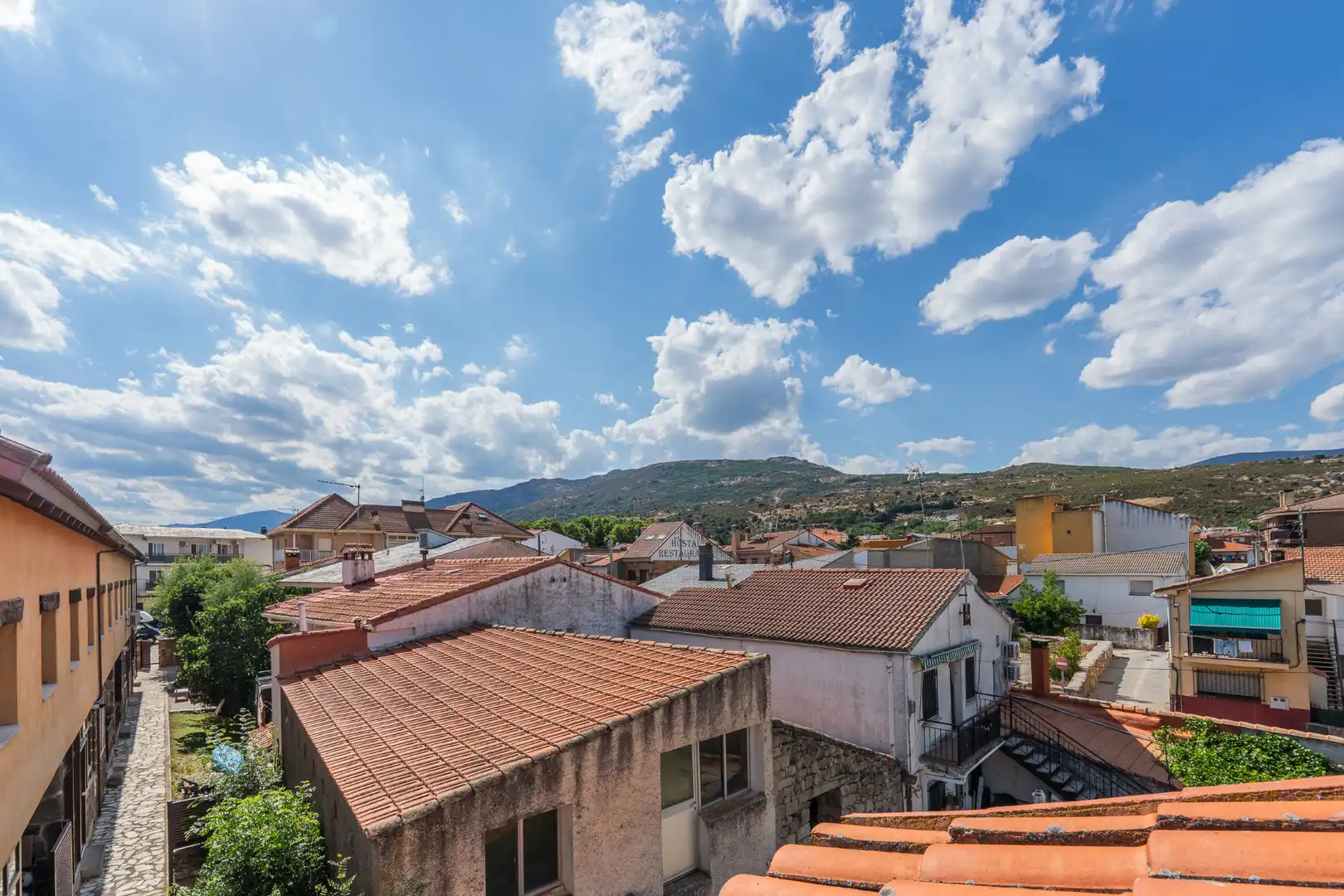 Vista exterior de Casa adosada en venda en Navalafuente amb Calefacció, Jardí privat i Jacuzzi