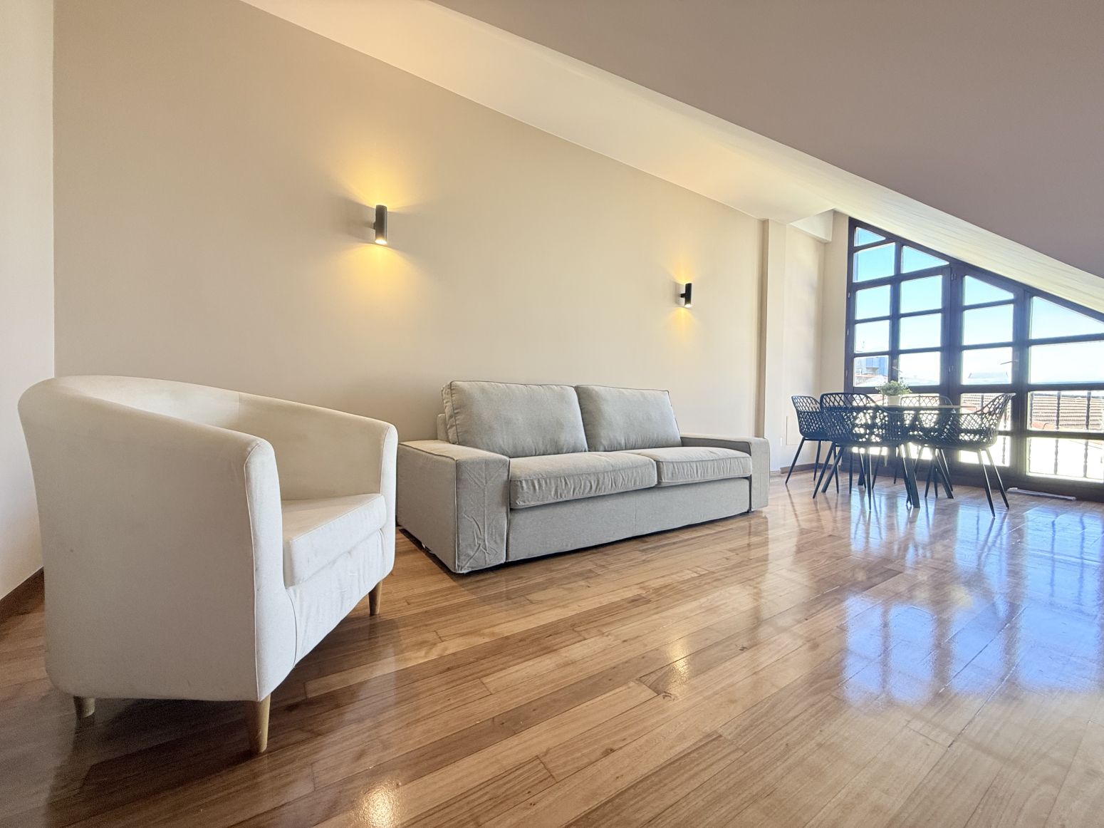 Sala d'estar de Àtic de lloguer en El Astillero   amb Calefacció, Parquet i Traster