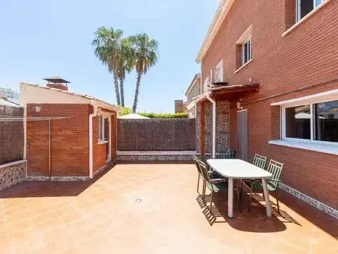 Casa aparellada amb terrassa en venda a Carrer Puigmal, imagen 22
