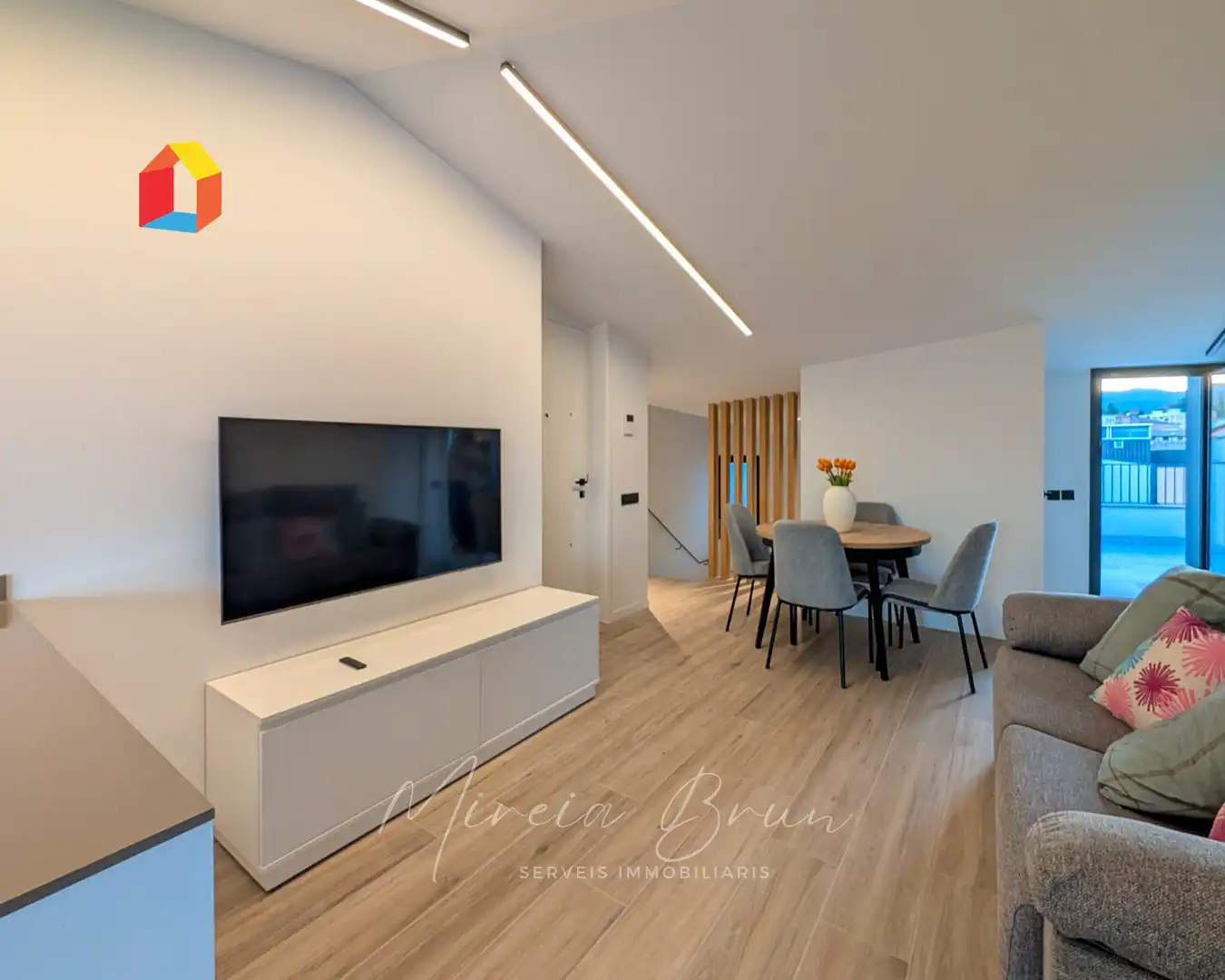 Wohnzimmer von Dachboden zur Miete in Tona mit Heizung