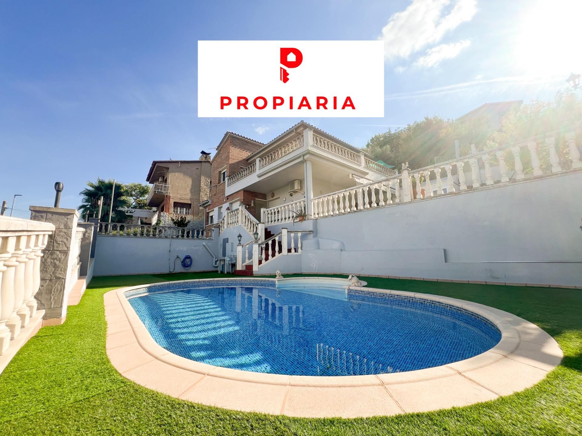 Vista exterior de Casa o xalet en venda en Sant Andreu de la Barca amb Aire condicionat, Calefacció i Jardí privat