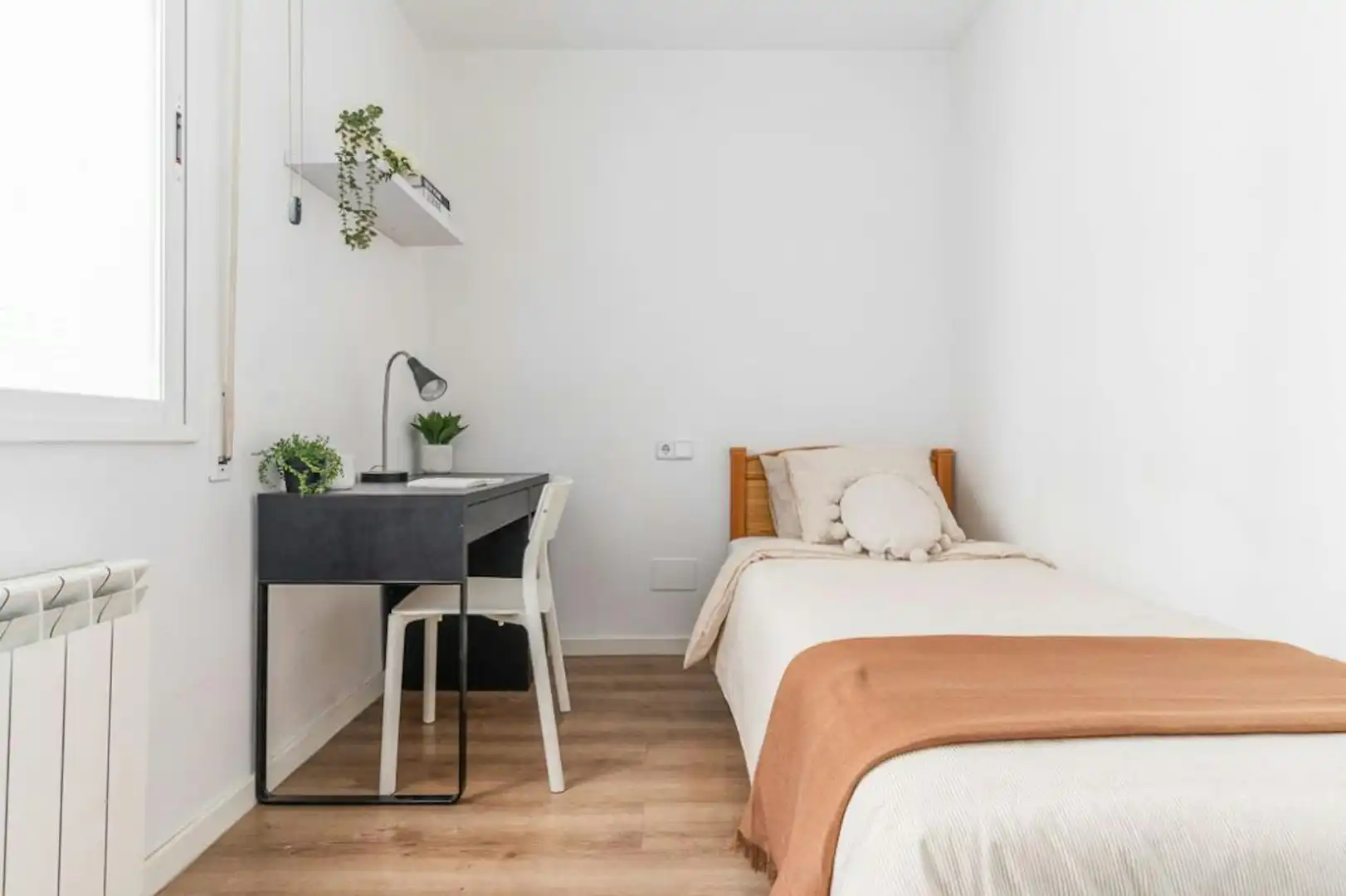 Bedroom of Flat for share in Madrid  with Furnished, Washing machine and TV