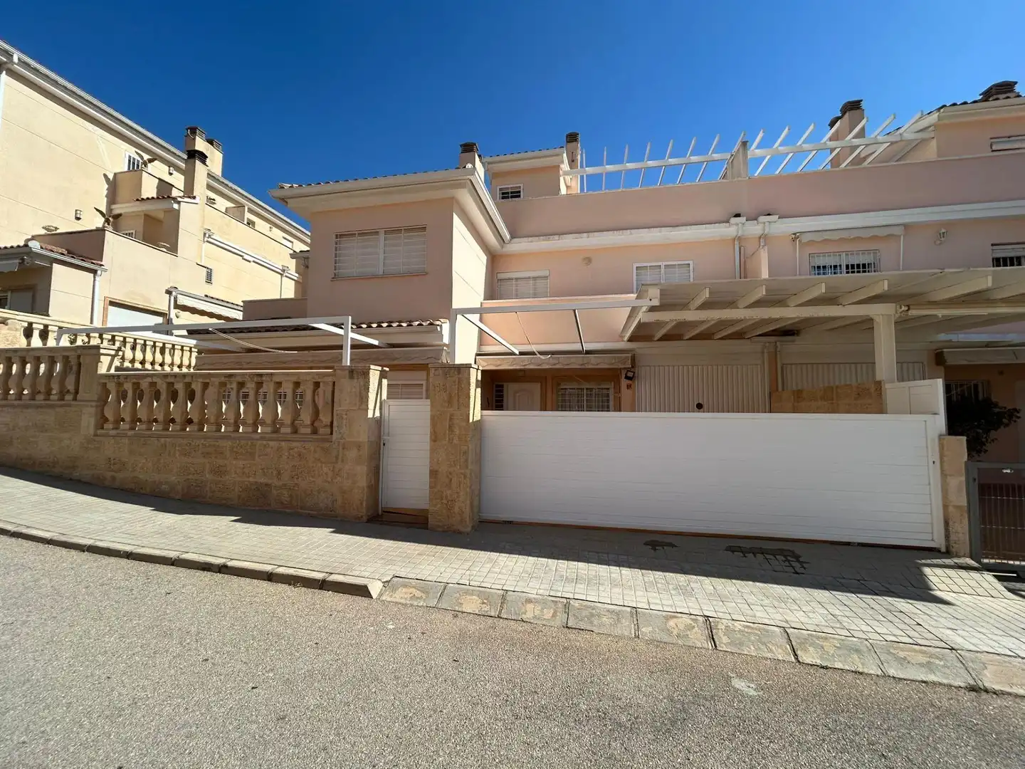 Außenansicht von Einfamilien-Reihenhaus zum Verkauf in Cullera mit Klimaanlage, Terrasse und Möbliert