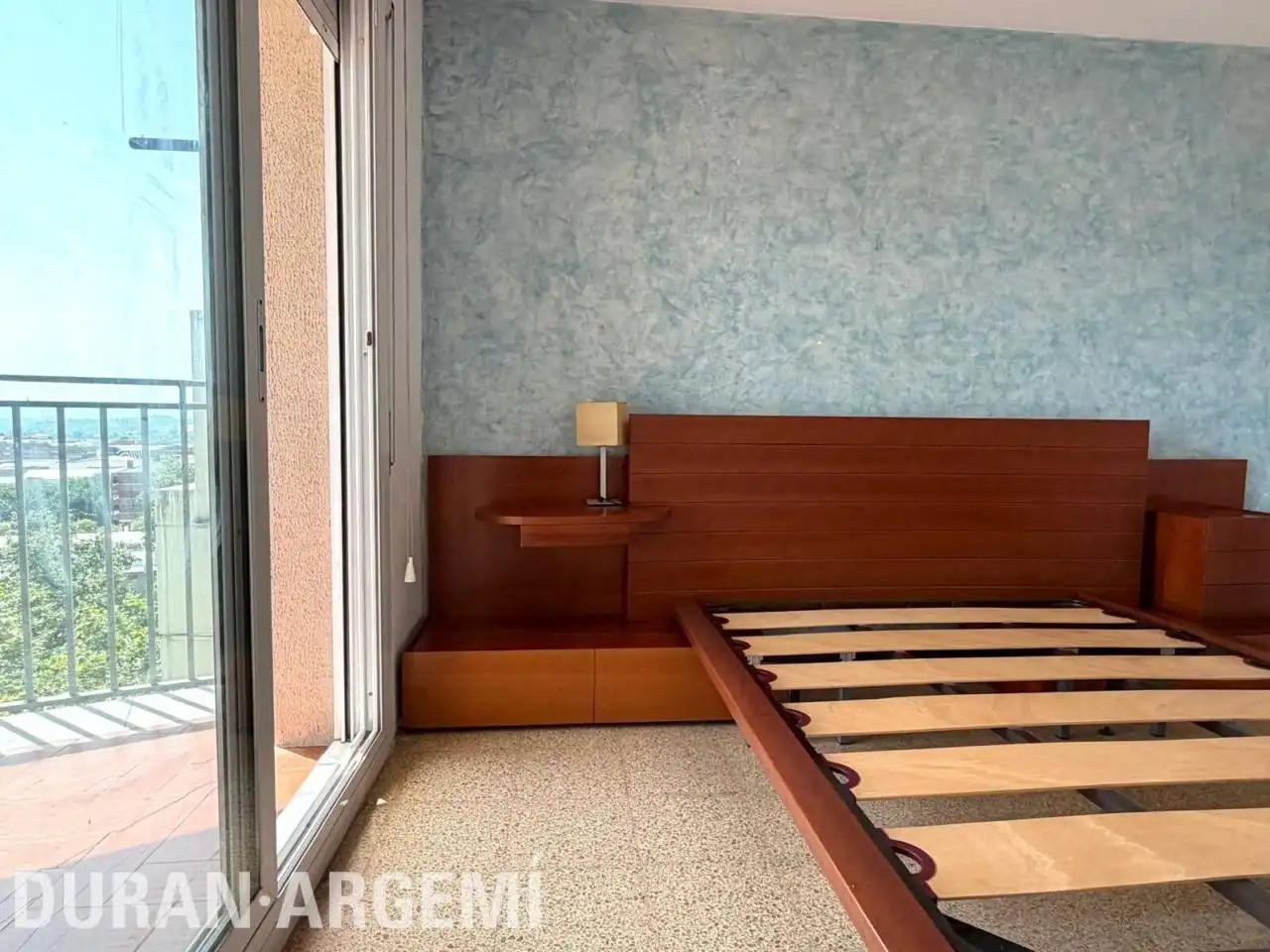 Schlafzimmer von Dachboden zum Verkauf in Terrassa mit Möbliert und Balkon