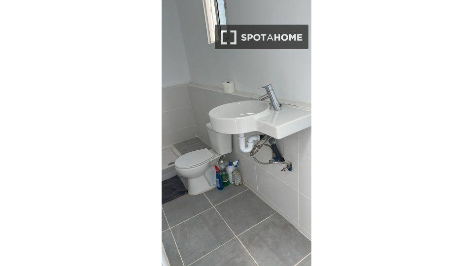 Bathroom of Flat to rent in Sabadell  with Air Conditioner, Heating and Furnished