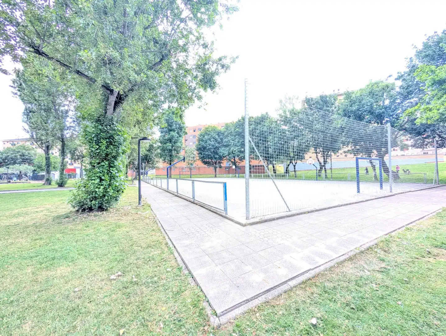 Aparcament de Pis en venda en Oviedo  amb Calefacció i Terrassa