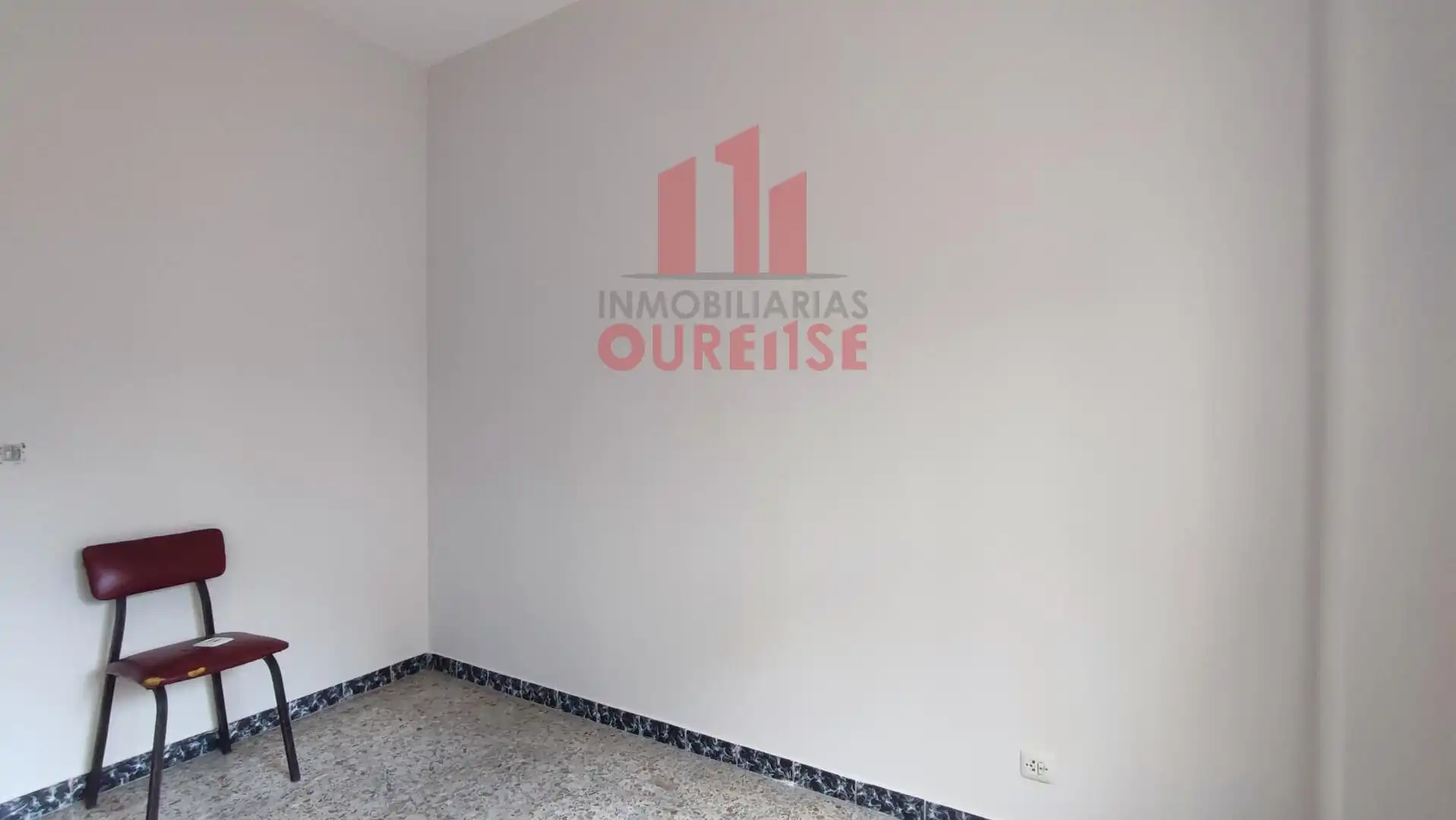 Dormitori de Pis de lloguer en Ourense Capital  amb Calefacció, Moblat i Balcó
