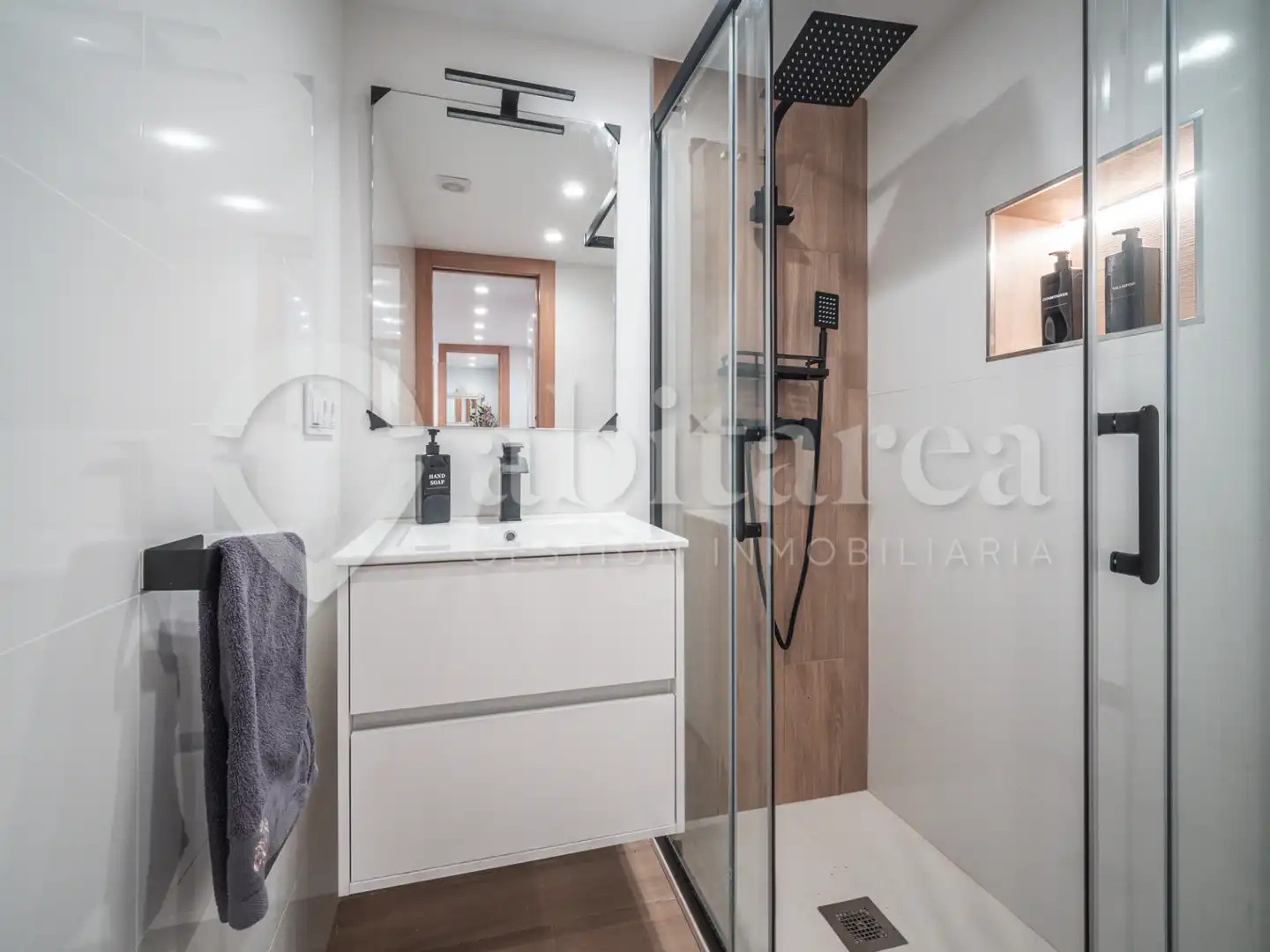 Baño de Piso de alquiler en Santander con Jardín privado, Amueblado y Horno