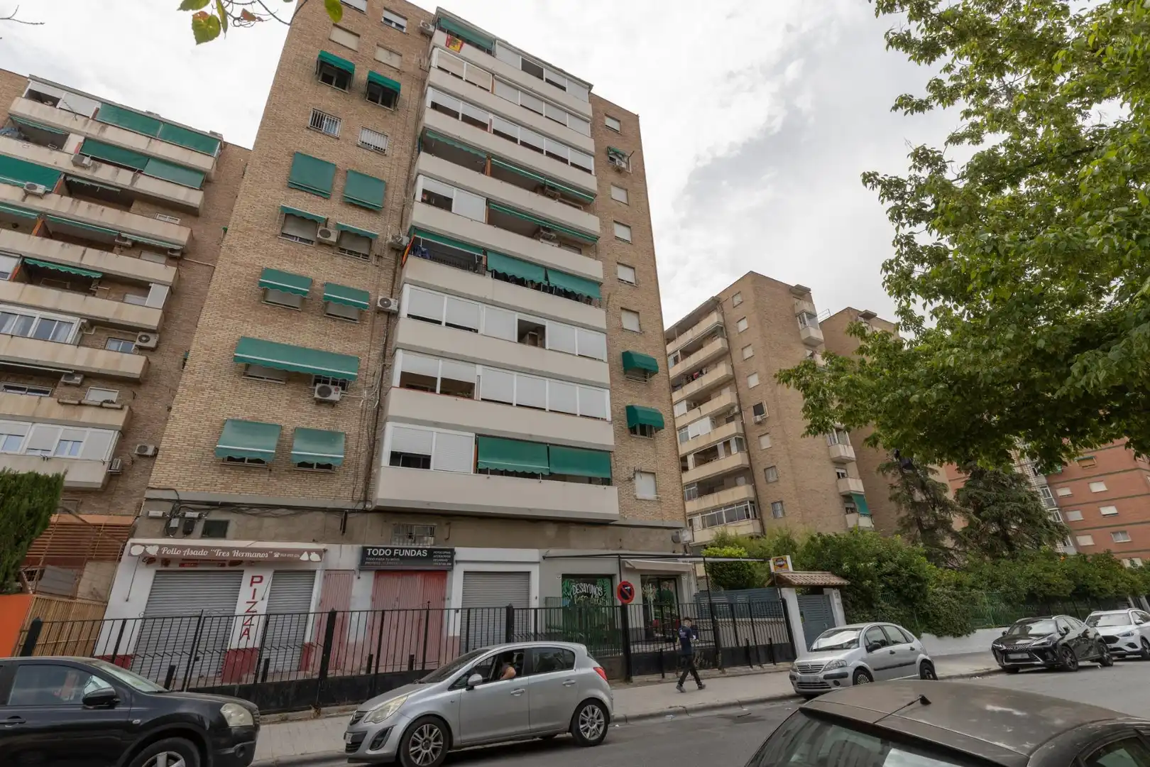 Vista exterior de Piso en venta en Granada con Terraza y Balcón