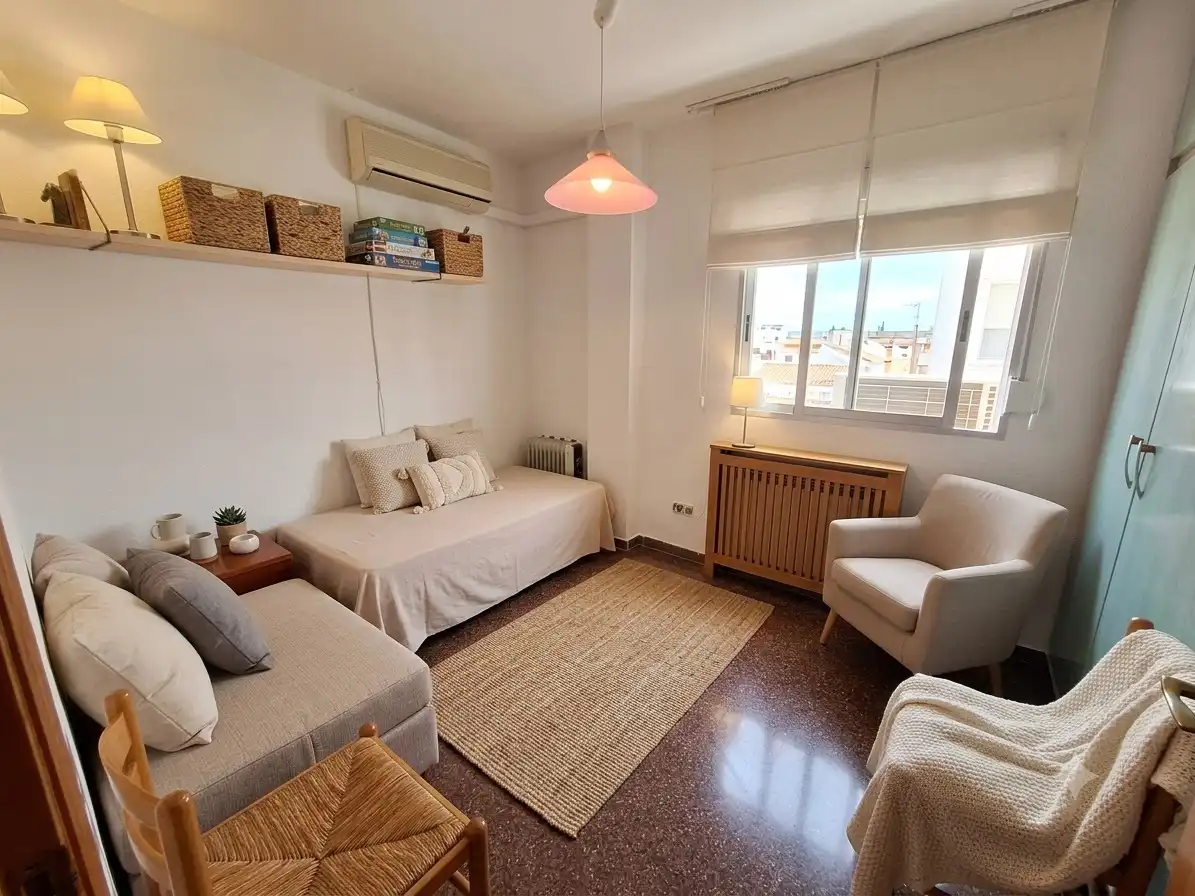 Living room of Flat for sale in Valencia  with Air Conditioner, Furnished and Oven