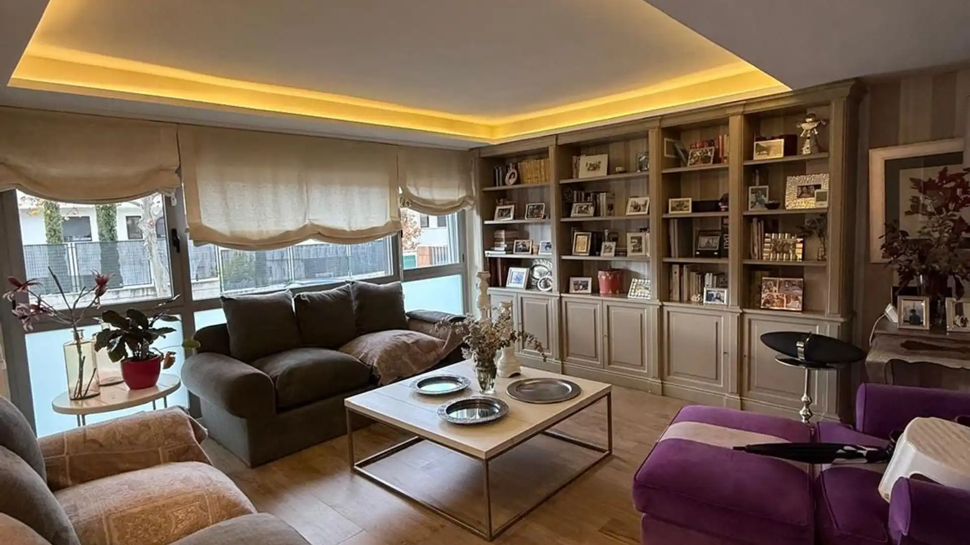 Sala de estar de Casa adosada en venta en Boadilla del Monte con Aire acondicionado, Calefacción y Terraza