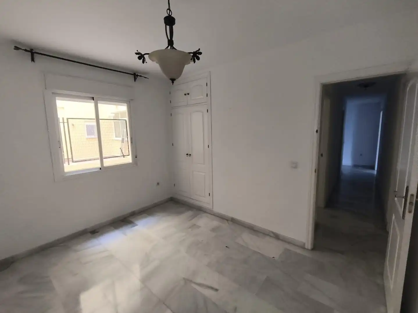 Schlafzimmer von Wohnungen zum Verkauf in Fuengirola mit Klimaanlage, Heizung und Privatgarten
