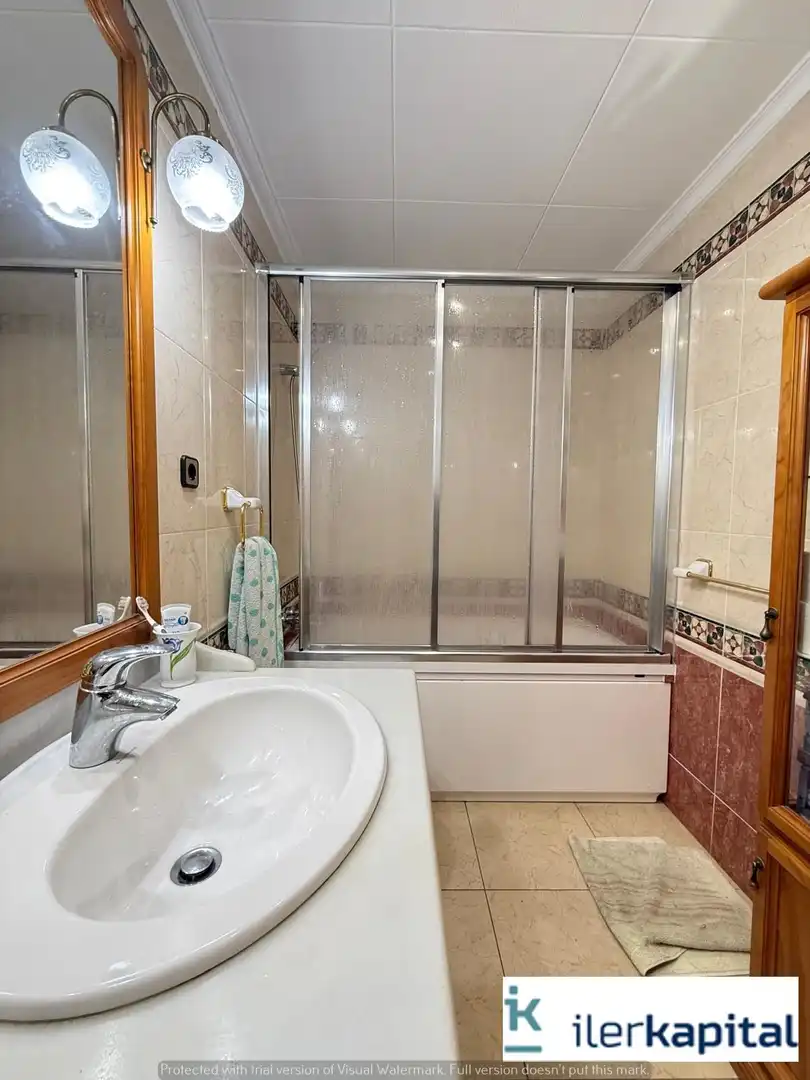 Badezimmer von Maisonette zum Verkauf in Lleida mit Klimaanlage, Heizung und Terrasse