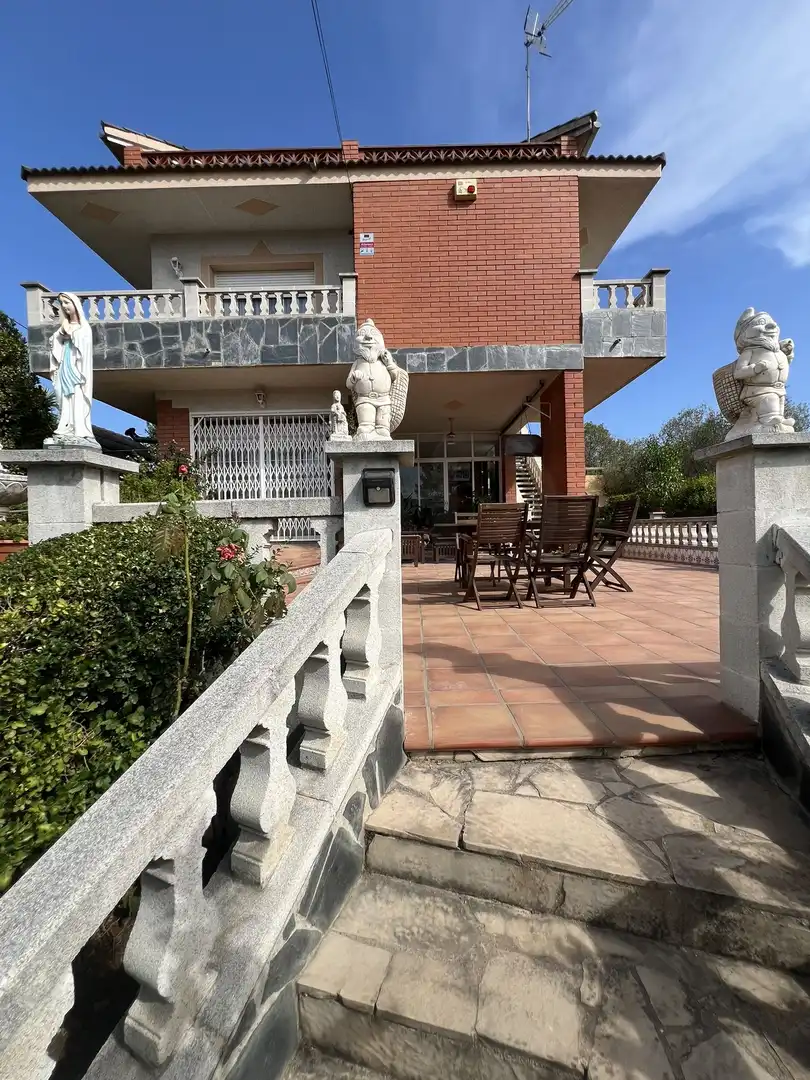 Casa in vendita a Olesa de Bonesvalls