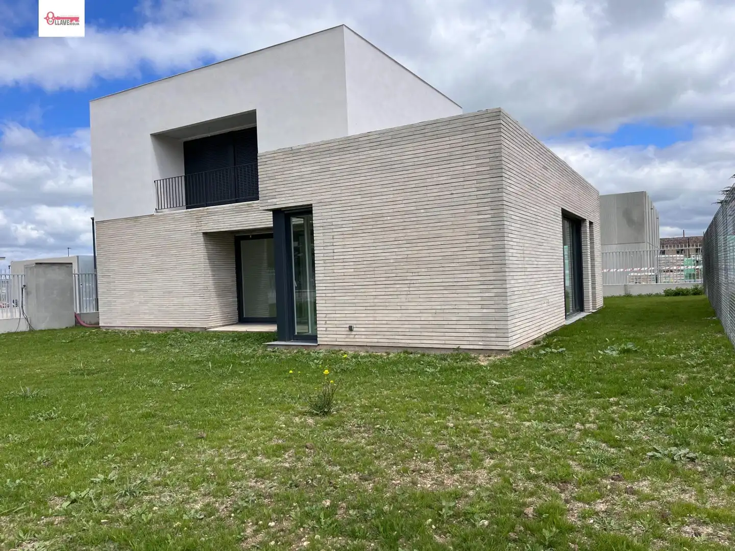Vista exterior de Casa o xalet en venda en Burgos amb Calefacció, Jardí privat i Terrassa