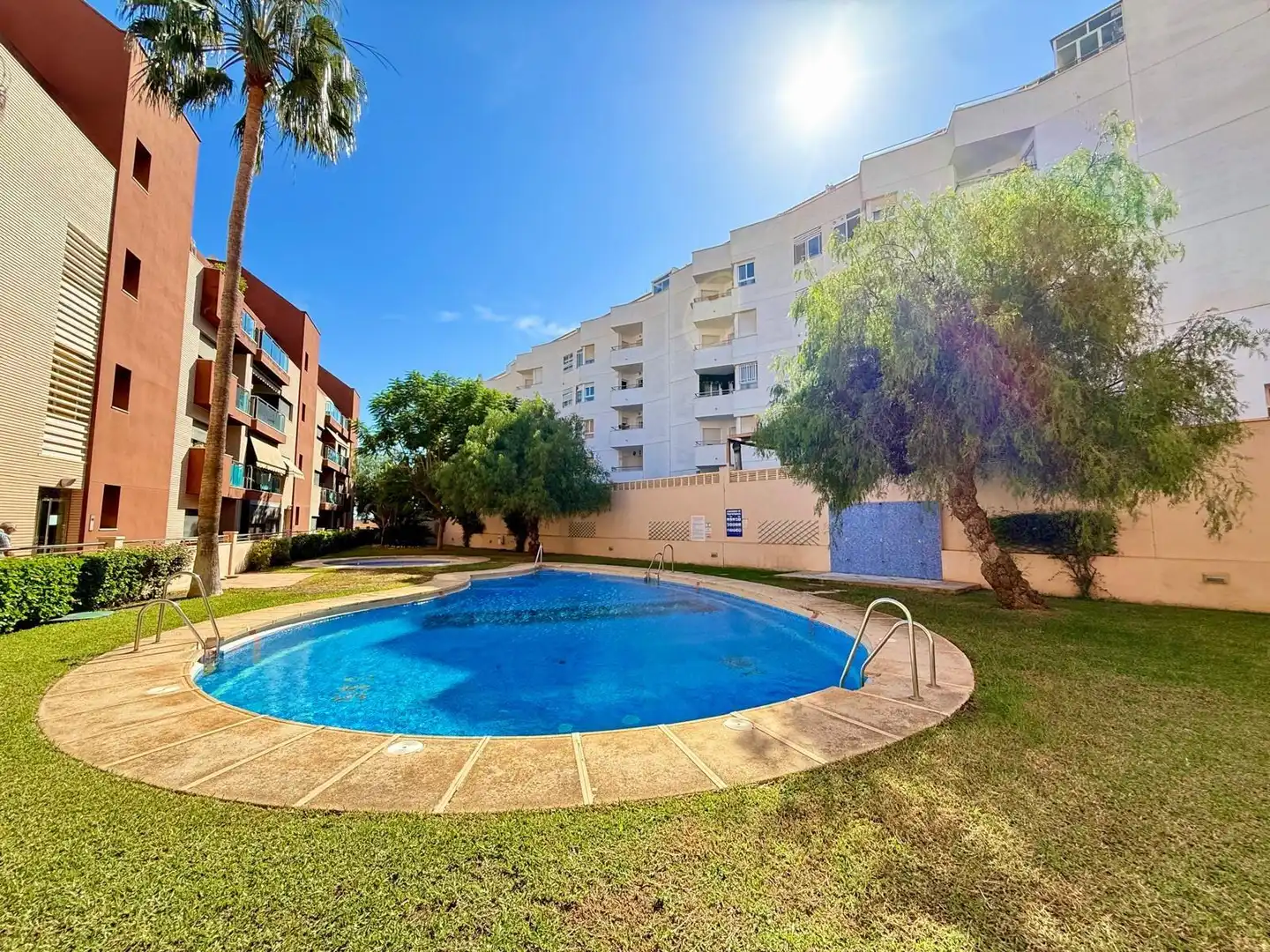 Vista exterior de Pis en venda en Roquetas de Mar amb Aire condicionat, Terrassa i Moblat