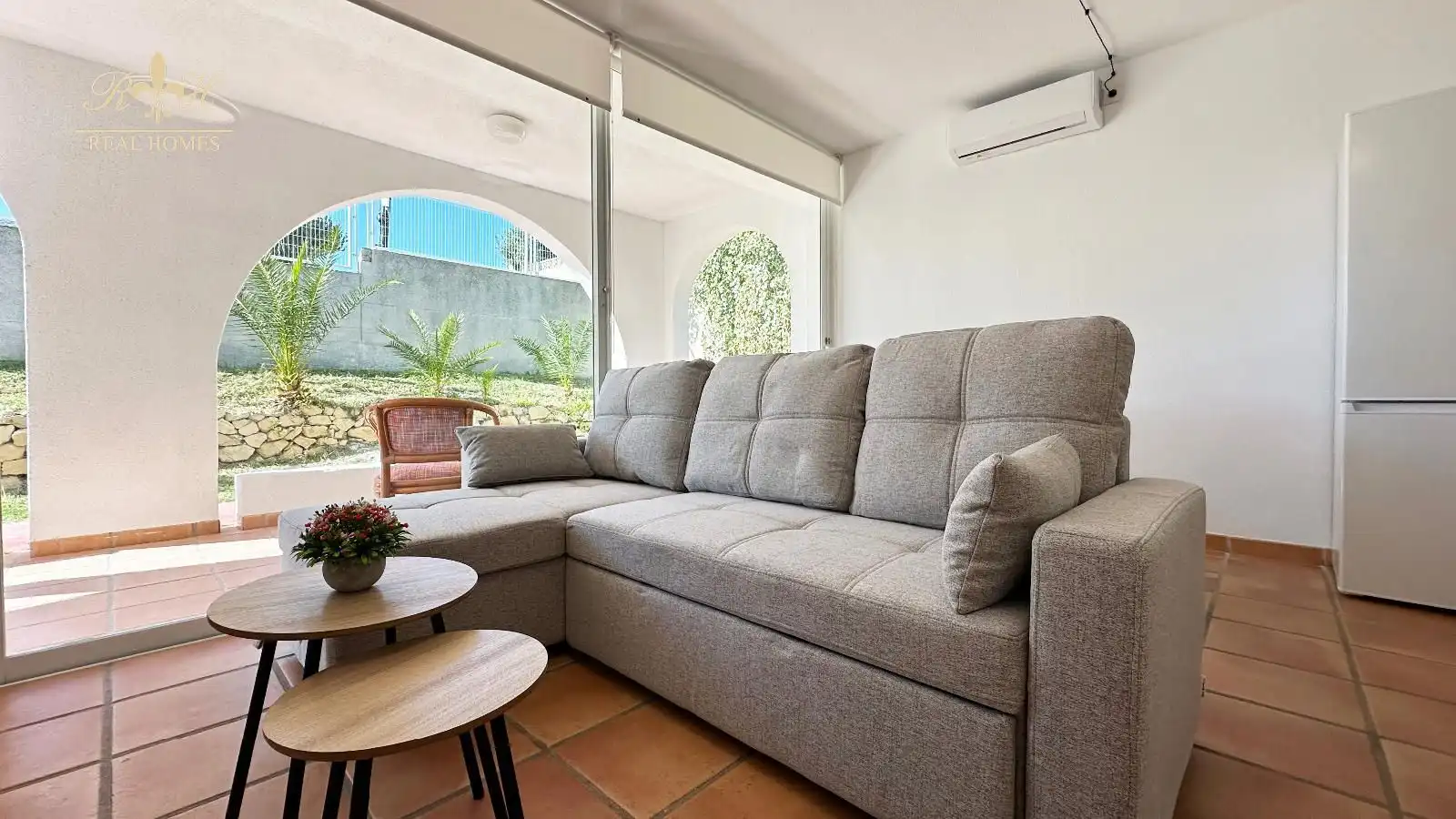 Sala de estar de Piso de alquiler en L'Alfàs del Pi con Aire acondicionado, Terraza y Piscina
