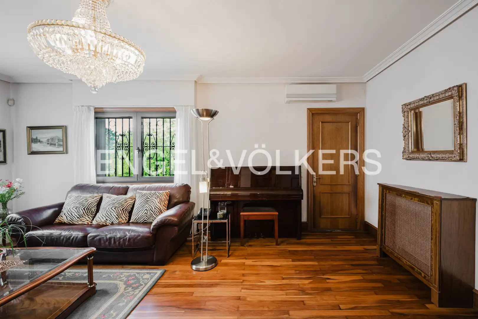 Living room of Houses for sale in Donostia - San Sebastián   with Air Conditioner, Heating and Private garden