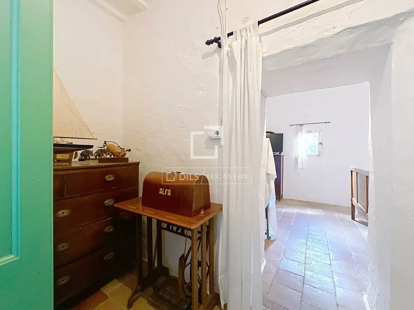 Schlafzimmer von Country house zum Verkauf in Es Castell mit Privatgarten, Abstellraum und Balkon