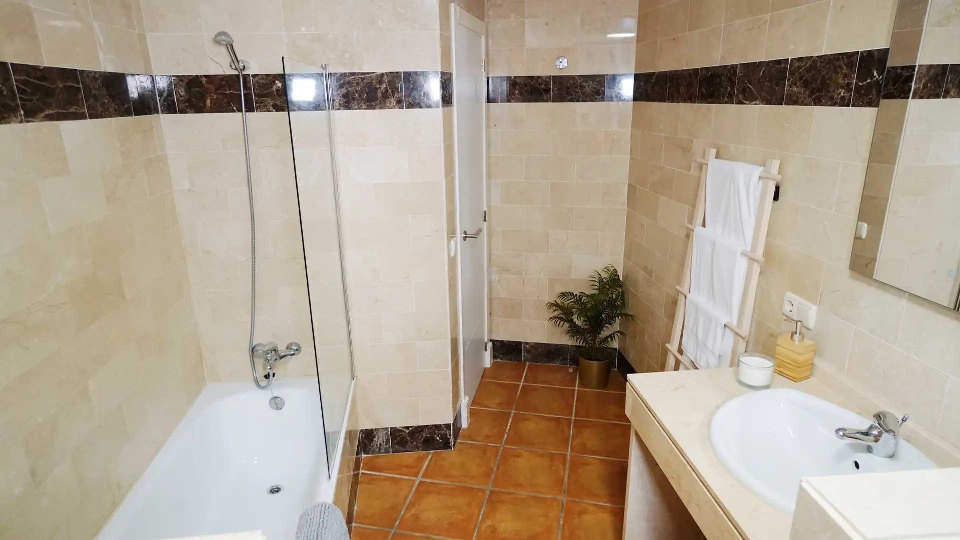 Bany de Apartament de lloguer en Benahavís amb Aire condicionat, Moblat i Forn