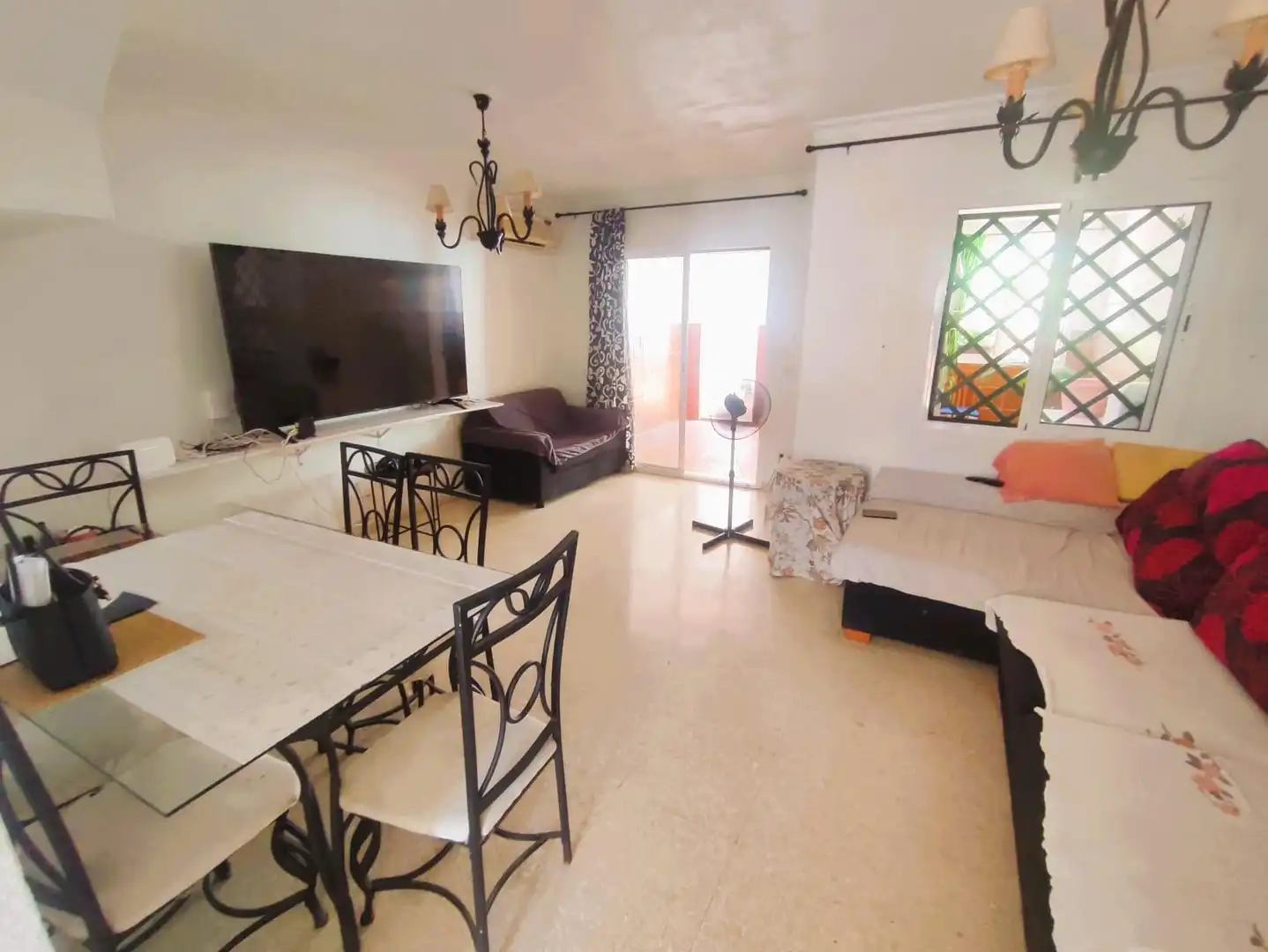 Sala d'estar de Casa adosada en venda en Algeciras amb Jardí privat i Piscina comunitària