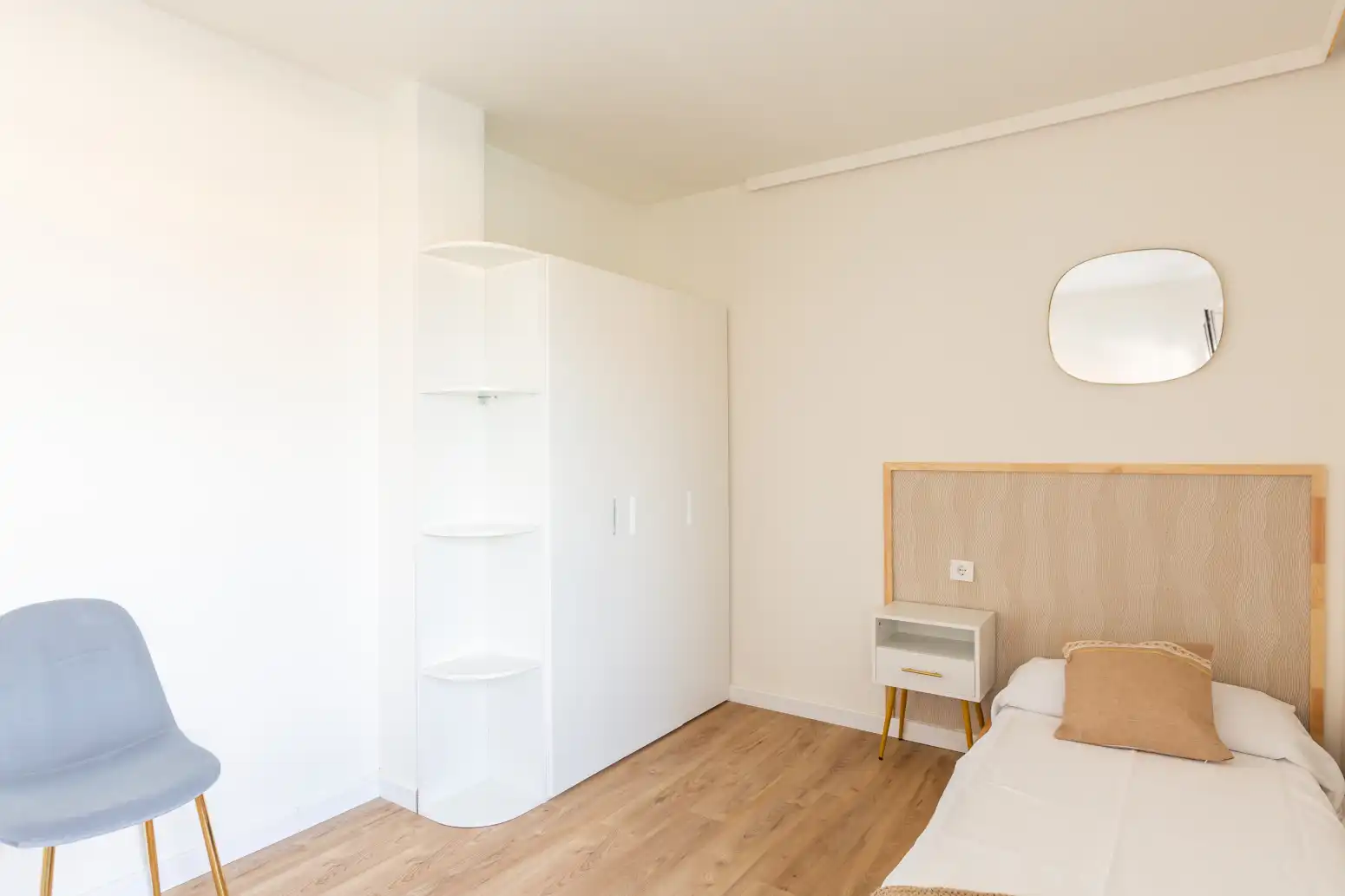 Schlafzimmer von Dachboden zur Miete in  Pamplona / Iruña mit Möbliert