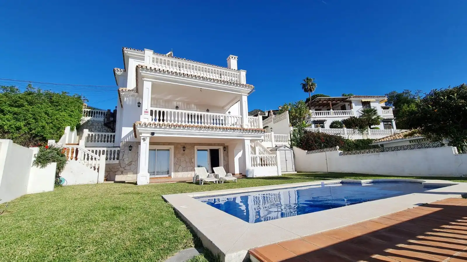Vista exterior de Casa o xalet en venda en Benalmádena amb Aire condicionat, Jardí privat i Terrassa