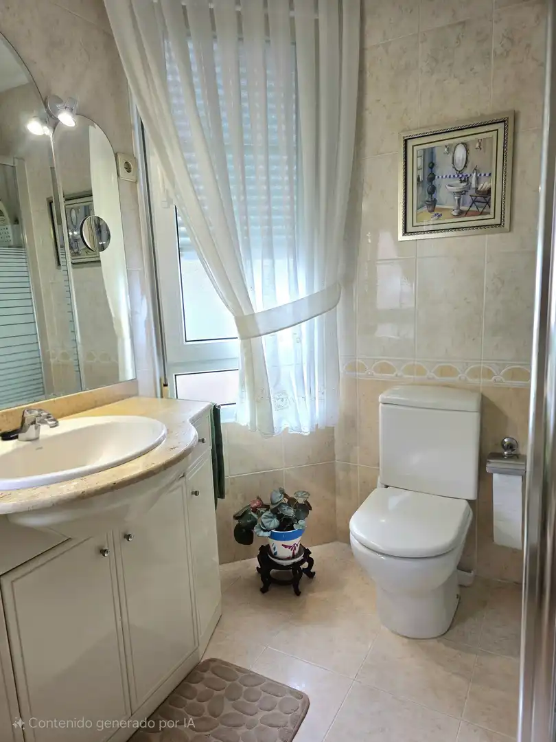 Badezimmer von Einfamilien-Reihenhaus zum Verkauf in Castro-Urdiales mit Heizung, Privatgarten und Parkett
