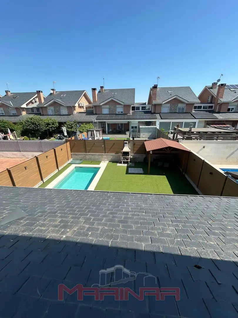 Schwimmbecken von Einfamilien-Reihenhaus zum Verkauf in Illescas mit Klimaanlage, Heizung und Privatgarten